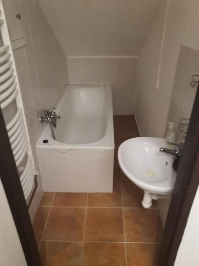 Economy Flat 18 Minutes From Vaclavske Namesti Praag Buitenkant foto
