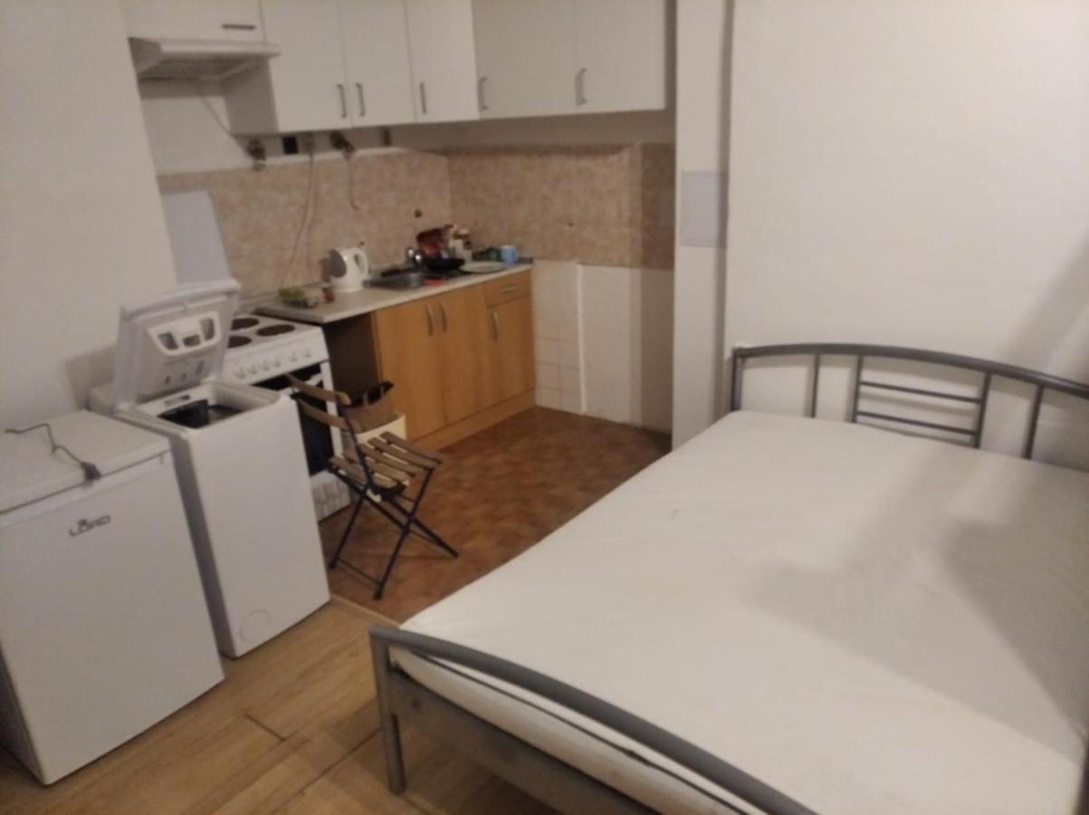 Economy Flat 18 Minutes From Vaclavske Namesti Praag Buitenkant foto