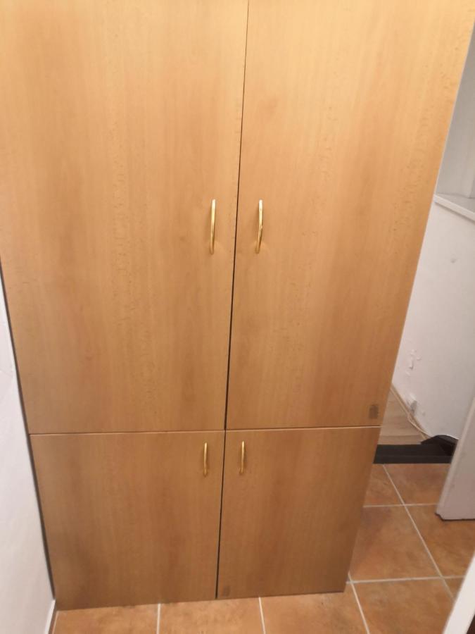 Economy Flat 18 Minutes From Vaclavske Namesti Praag Buitenkant foto
